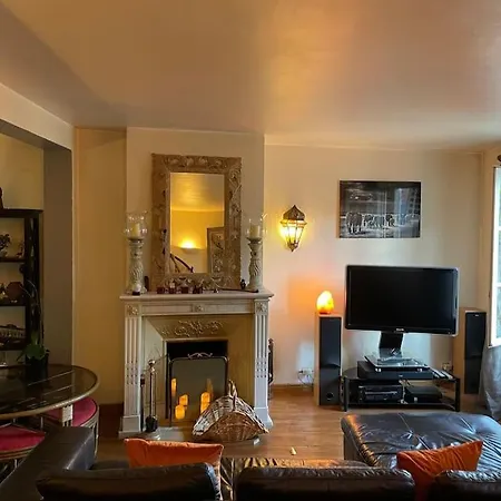 Sur Le Parvis De La Cathédrale * Senlis (Oise)