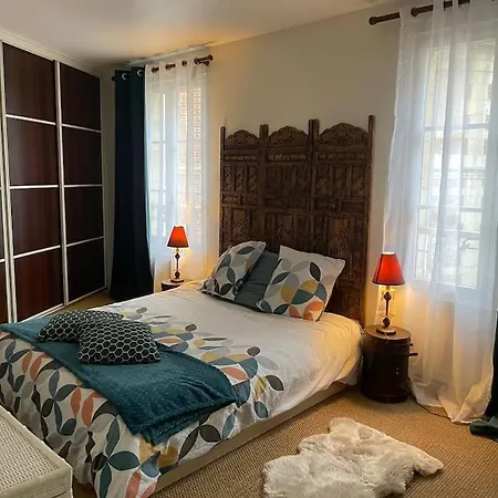 Sur Le Parvis De La Cathédrale Senlis (Oise)