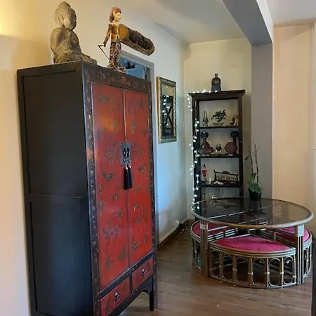 Sur Le Parvis De La Cathédrale