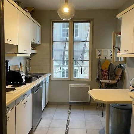 Sur Le Parvis De La Cathédrale Senlis (Oise)