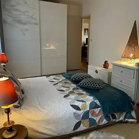 Sur Le Parvis De La Cathédrale *