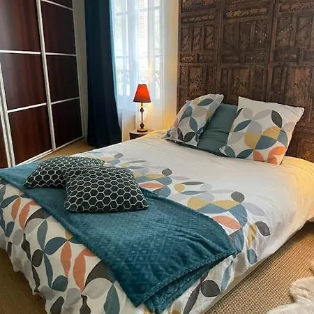 Sur Le Parvis De La Cathédrale *