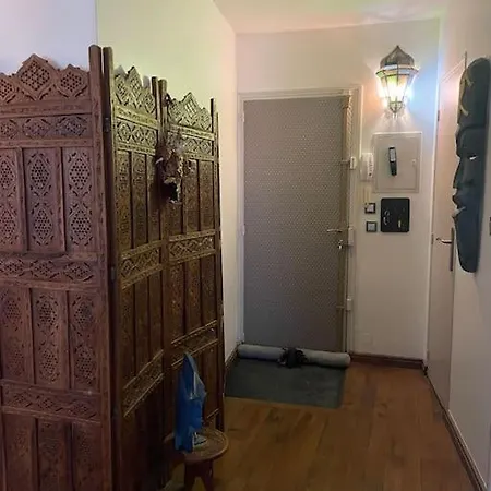 Sur Le Parvis De La Cathédrale *